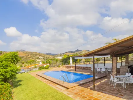 Location gite à Pizarra, Maison de campagne à Pizarra avec piscine et climatisation, 8 personnes