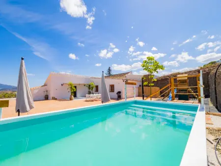 Location gite à Cártama, Maison de campagne à Cártama avec piscine privée et Wi-Fi