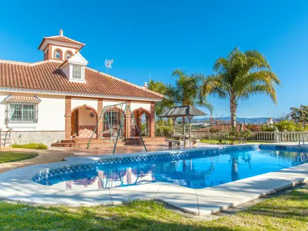 Location gite à Cártama, Maison de campagne à Estación de Cártama avec piscine privée et climatisation