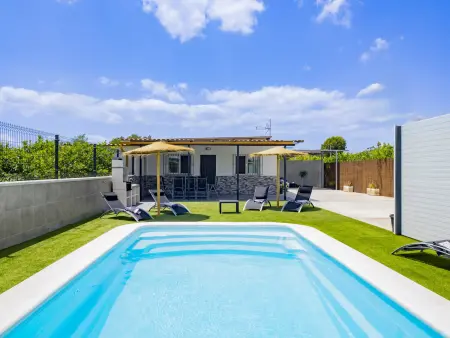 Location gite à Cártama, Maison de campagne à Cártama avec piscine privée, climatisation, 3 chambres, près de Málaga