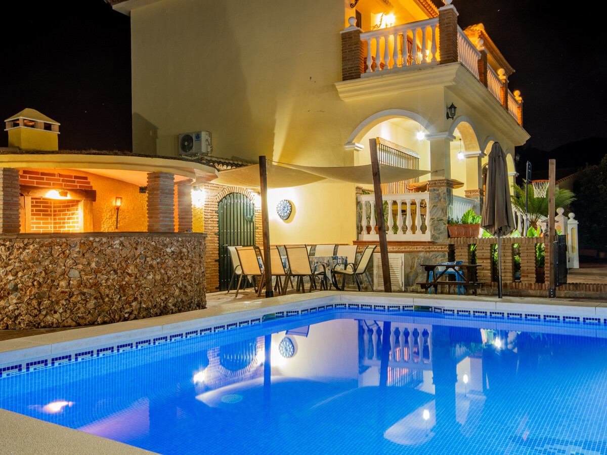 Villa 4 chambres, piscine 9x5m et terrain de jeux à Alhaurín - Photo 2