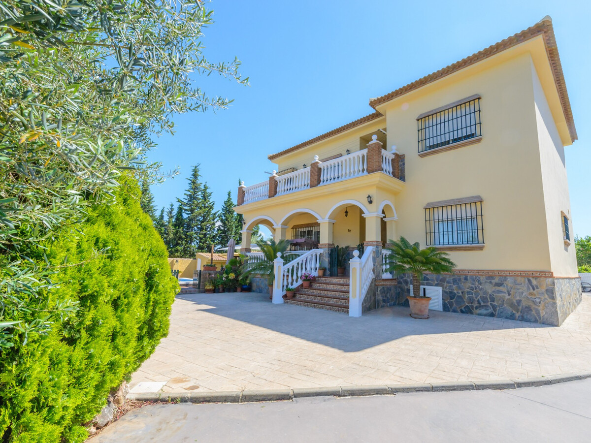 Villa 4 chambres, piscine 9x5m et terrain de jeux à Alhaurín - Photo 10
