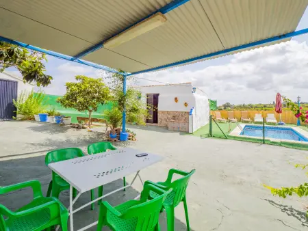 Location gite à Alhaurín de la Torre, Charmante maison à Alhaurín de la Torre avec piscine privée, idéale pour 6 personnes