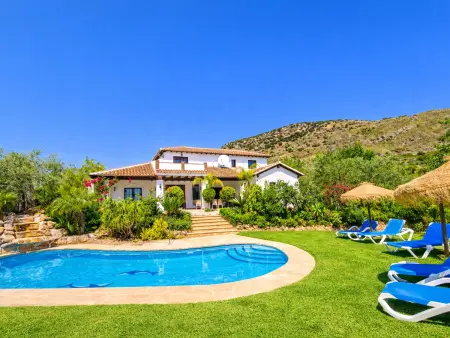 Location gite à Alhaurín el Grande, Gîte rural à Alhaurín el Grande avec piscine privée, idéal pour 14 personnes