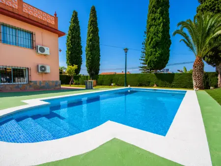 Location ensoleillée à Alhaurín de la Torre avec piscine privée - Photo 1