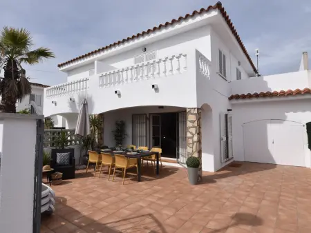 Location villa à L'Escala, Maison rénovée avec terrasses et piscine à LEscala