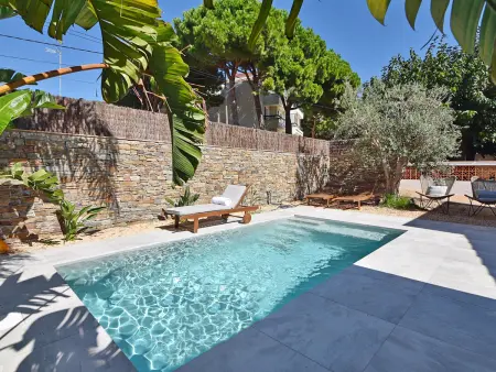 Location villa à L'Escala, Villa moderne rénovée avec patio et parking, proche Cala Montgó