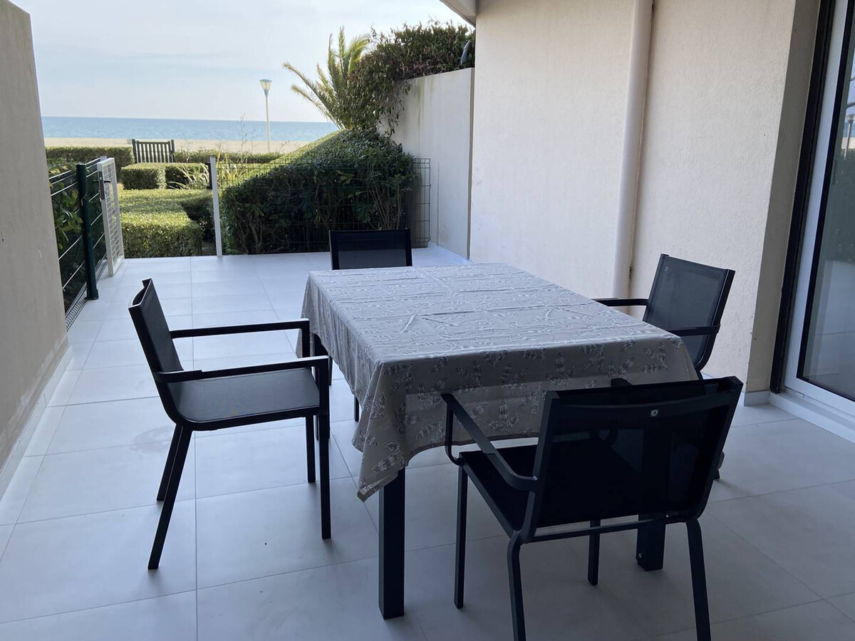 T2 rénové avec terrasse 24 m² et accès direct plage - Photo 2
