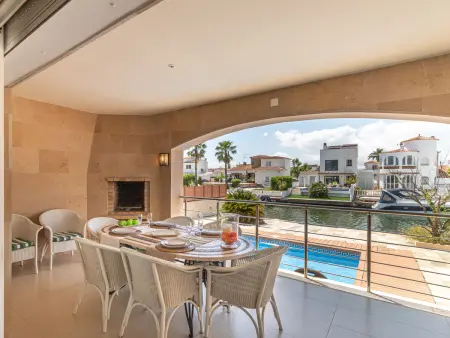 Villa moderne à Empuriabrava avec piscine privée et parking, animaux admis, pour 8 pers. - Photo 1