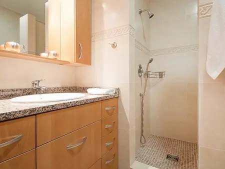 Villa rénovée à Salou: 4 ch, 4 sdb, barbecues, proche plage - Photo 13