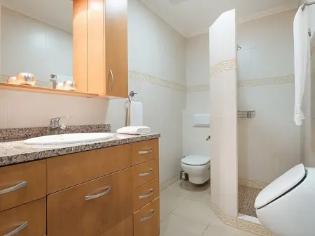 Villa rénovée à Salou: 4 ch, 4 sdb, barbecues, proche plage - Photo 19