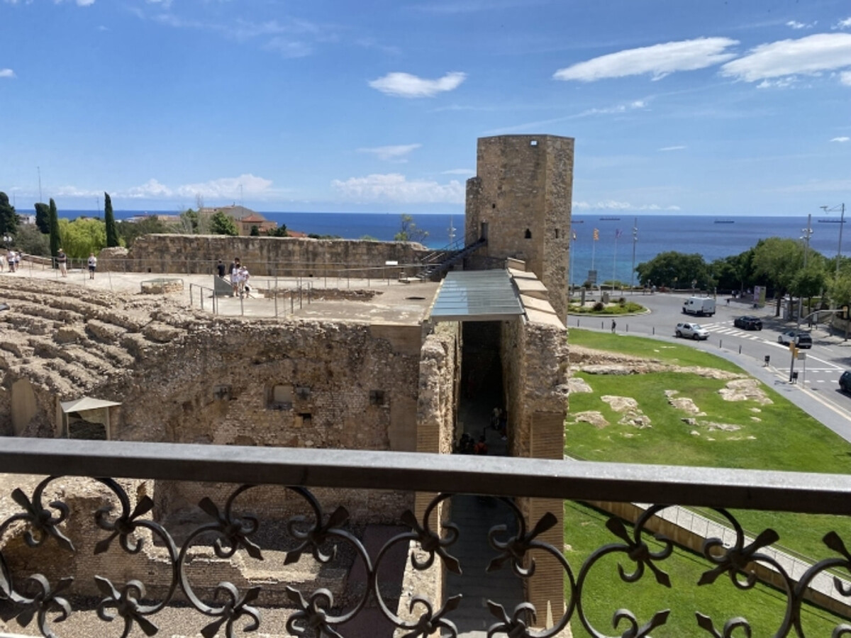 Maison rénovée face au cirque romain avec terrasse vue mer - Photo 2