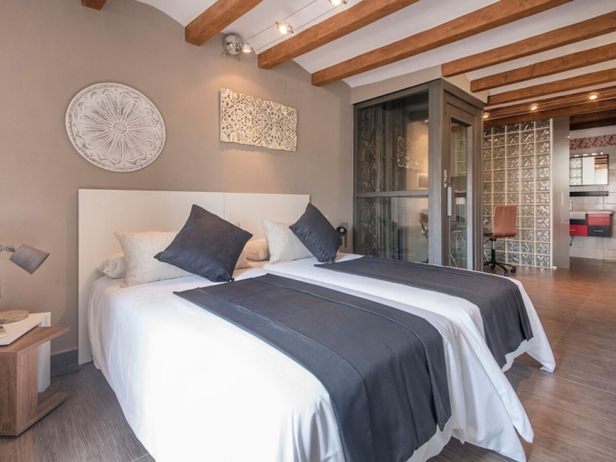 Maison rénovée face au cirque romain avec terrasse vue mer - Photo 13
