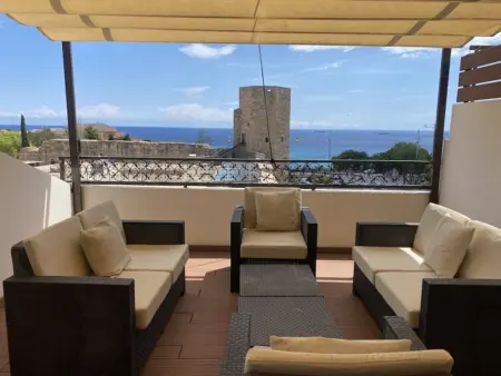 Location maison à Tarragona, Maison rénovée au cœur de Tarragone avec vue sur mer et terrasse