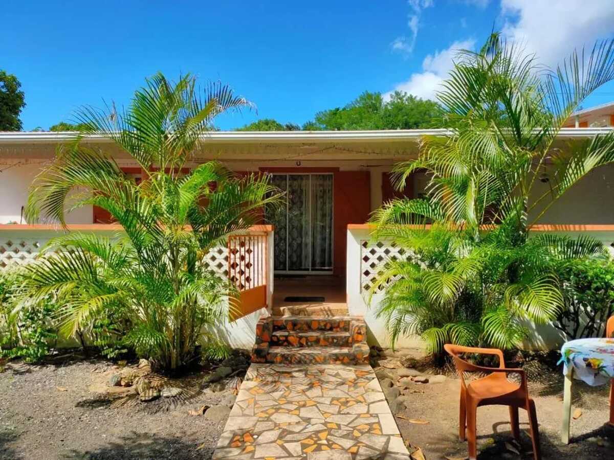 Maison 2 chambres jardin clôturé à Saint-Pierre - Photo 1