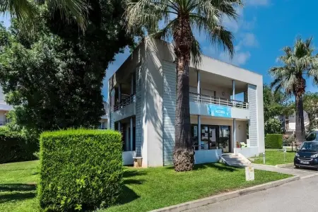 Location appartement à Mandelieu la Napoule, Retraite côtière sophistiquée près de la mer