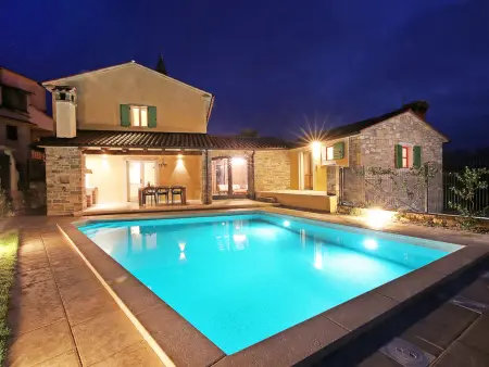 Villa Benvenuti à Motovun, piscine privée et jardin : photo 7