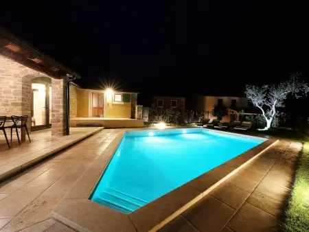 Villa Benvenuti à Motovun, piscine privée et jardin : photo 9
