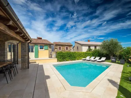 Villa Benvenuti à Motovun, piscine privée et jardin : photo 11
