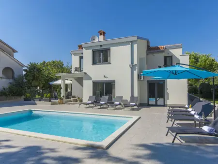 Villa 1863 à Dracevac : 4 chambres, piscine privée