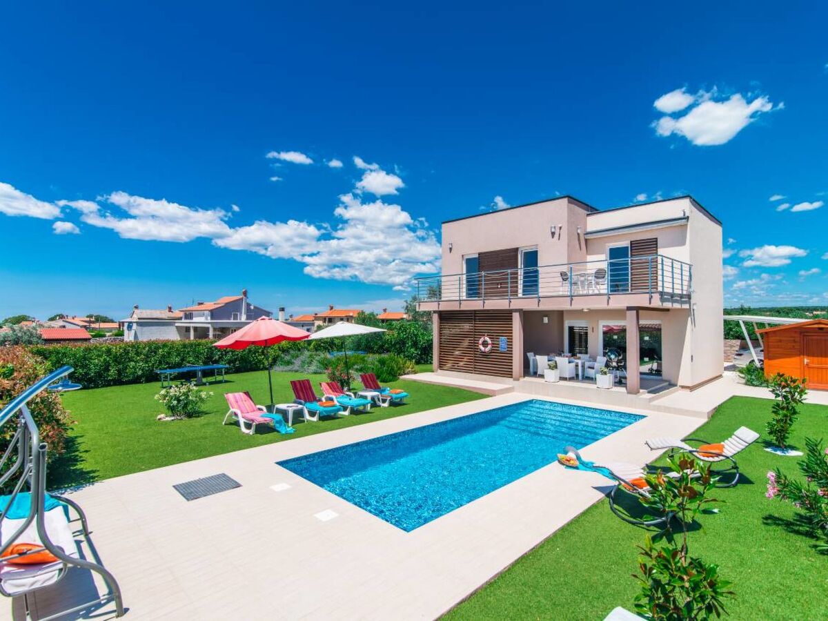 Villa 1972 à Galižana : maison 4 chambres avec piscine - Photo 1