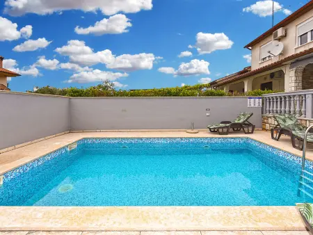 Maison avec piscine privée à Pula, à 1,5 km de la mer : photo 2