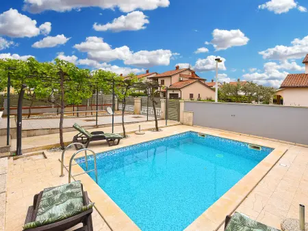Maison avec piscine privée à Pula, à 1,5 km de la mer : photo 4