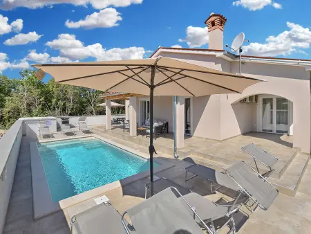 Villa 2405 à Rakalj : maison 3 chambres près de la plage
