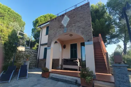 Location villa à San Lorenzo   Civezza, Villa italienne côtière de 3 appartements