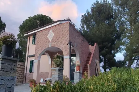 Location villa à San Lorenzo   Civezza, Appartement au bord de la piscine dans une villa