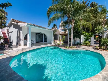 Location villa à Estepona, Villa méditerranéenne avec Internet, climatisation et piscine