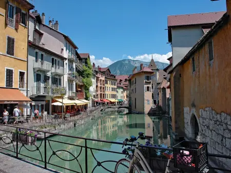 Appartement contemporain à Annecy, terrasse et animaux admis - Photo 12
