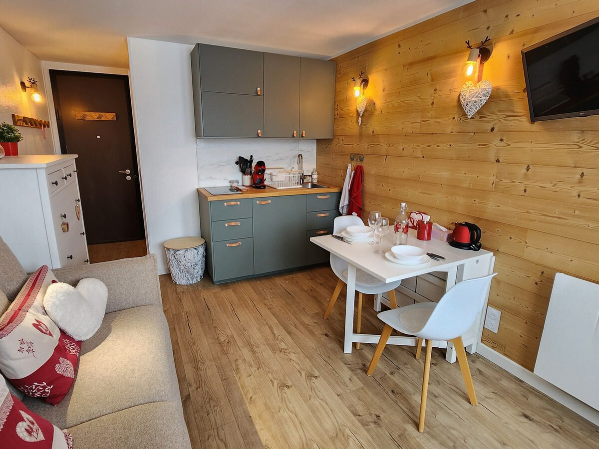 Studio rénové sud Avoriaz, balcon avec casier à skis - Photo 4