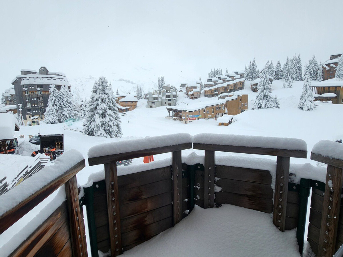 Studio rénové sud Avoriaz, balcon avec casier à skis - Photo 7
