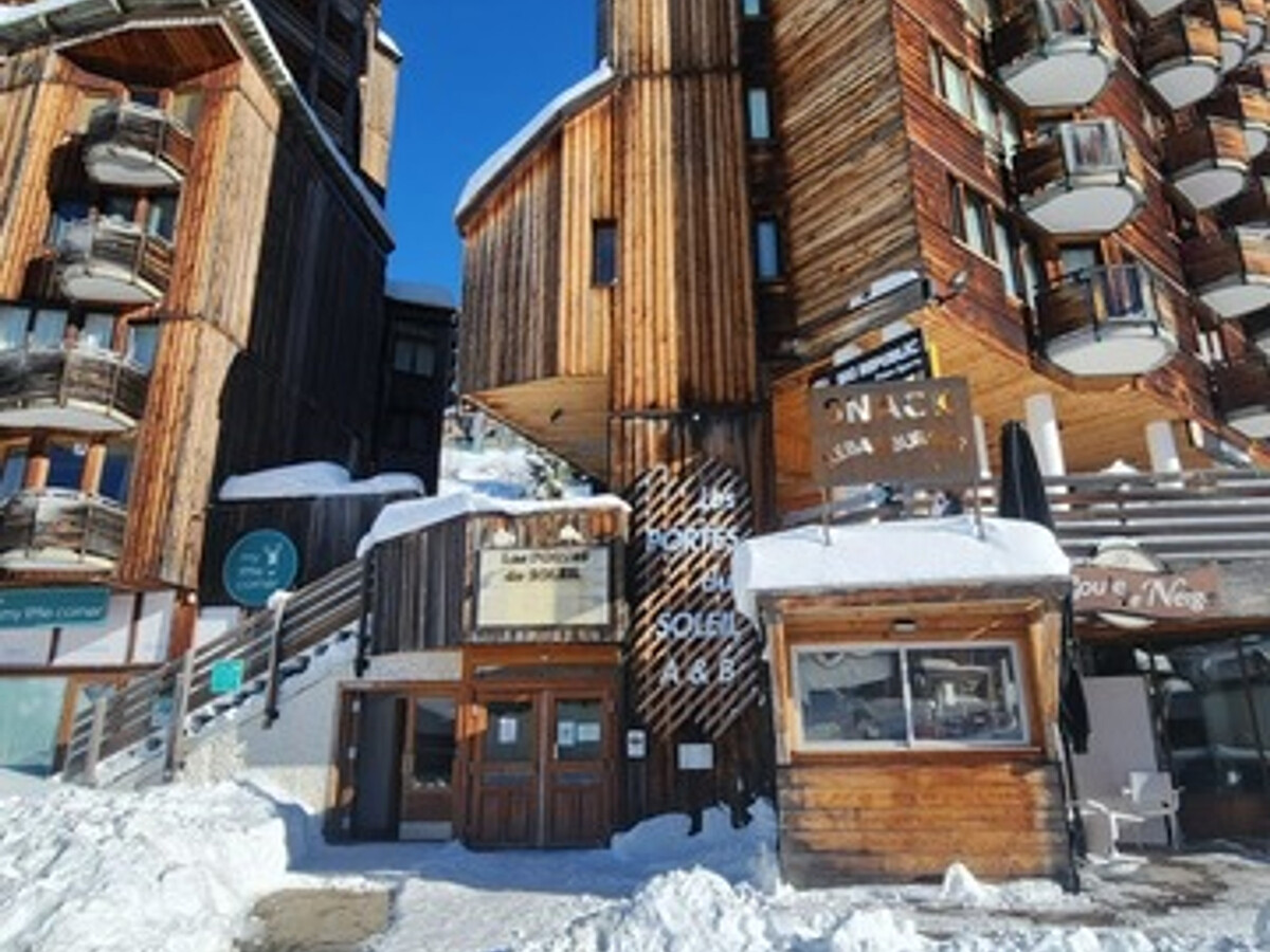 Studio rénové sud Avoriaz, balcon avec casier à skis - Photo 8