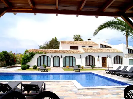 Location villa à Teulada, Villa rénovée avec 11 chambres, piscine privée, proche vignobles Moscatel
