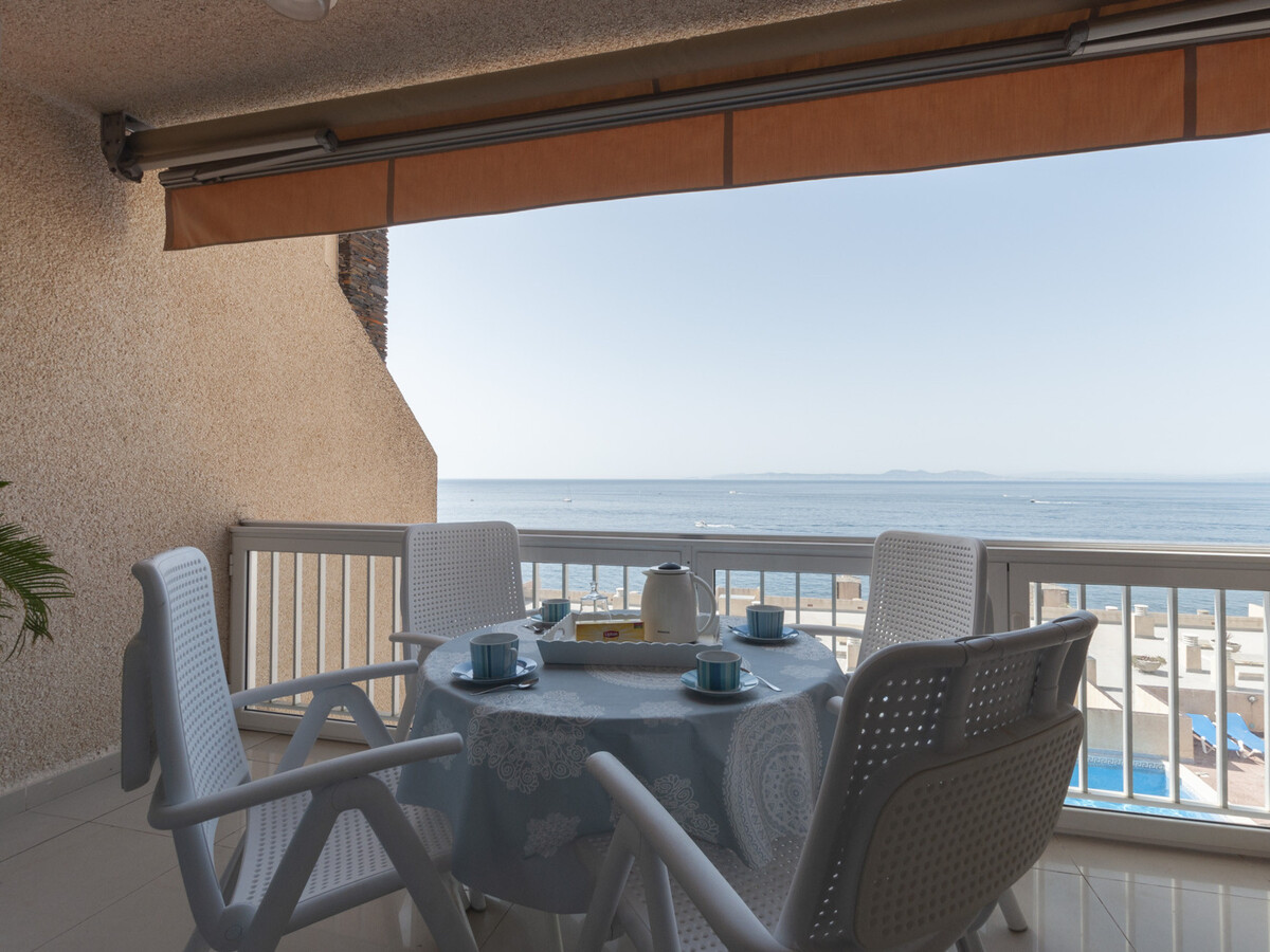 Appartement 80m² front de mer, piscine & parking à Roses - Photo 2