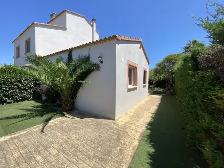 Villa sur la Costa Brava pour 6 avec piscine commune, jardin et proche plage - Photo 3