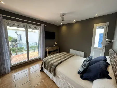 Maison rénovée à Torroella, proche plage, clim, wifi, garage et piscine commune - Photo 11