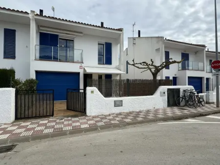 Maison rénovée à Torroella, proche plage, clim, wifi, garage et piscine commune - Photo 17