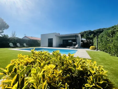 Location villa à Torroella de Montgrí, Chalet moderne à Mas Pinell avec piscine salée privée, clim, WiFi et parking, proche plage