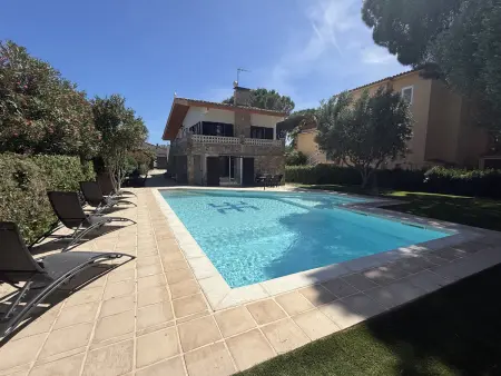 Location villa à Torroella de Montgrí, Maison spacieuse avec piscine privée près de la plage - jusquà 10 personnes