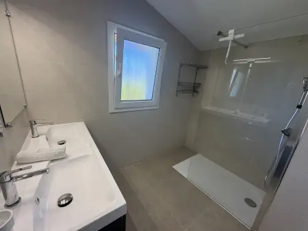 Maison spacieuse avec piscine privée près de la plage - jusqu'à 10 personnes - Photo 15