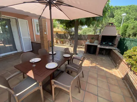 Location maison à Torroella de Montgrí, Maison confortable avec piscine commune, clim et parking à Mas Pinell