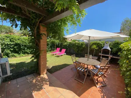 Maison à Mas Pinell pour 4 pers, piscine commune, clim, près de la plage, parking privé - Photo 1