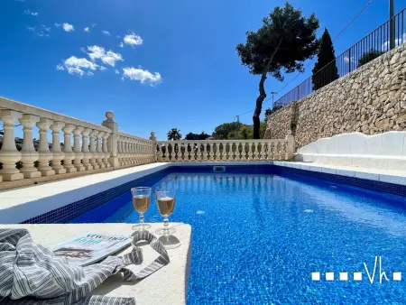 Location villa à Benissa, Villa moderne avec piscine privée, climatisation et parking à Benissa