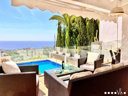 Location villa à Benissa, Villa moderne avec piscine privée, vue mer et climatisation à Benissa