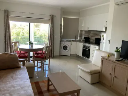 Location appartement à Portimão, Appartement moderne à Alvor avec terrasse et parking