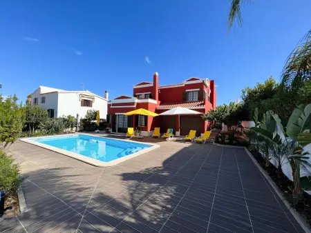 Location villa à Faro, Villa dété avec piscine chauffée privée à Faro, 5 chambres pour 12 personnes
