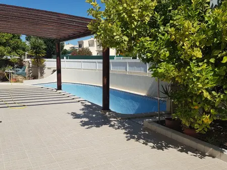 Location villa à Armação de Pêra, Villa moderne 4 chambres, piscine privée, proche mer